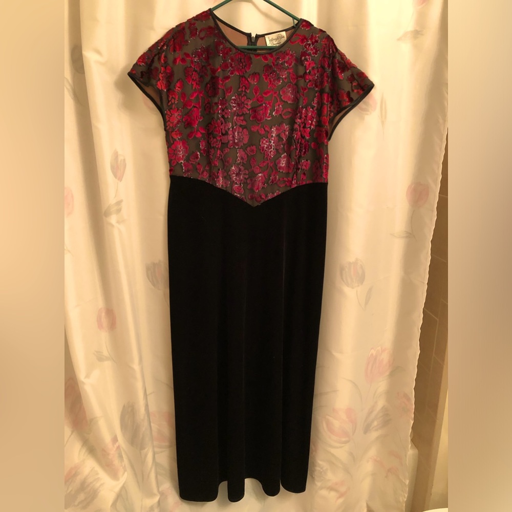 JEFFREY & DANA EVENINGS BY TOM BARRA  16 redblack lace, black velvet gown.